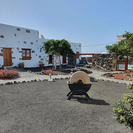 Caserío Leandro Tías